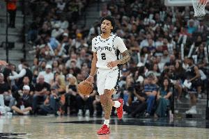 今天没篮但控场很稳！哈珀上半场8中2得到7分5板4助2断 三分4中1