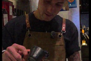 拜合拉木竟然在上海开店了？一日店长亲手研磨咖啡，球迷排队打卡相关视频