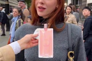 伦敦街头偶遇理查利森老婆，生完孩子后依旧是如此美丽~相关视频